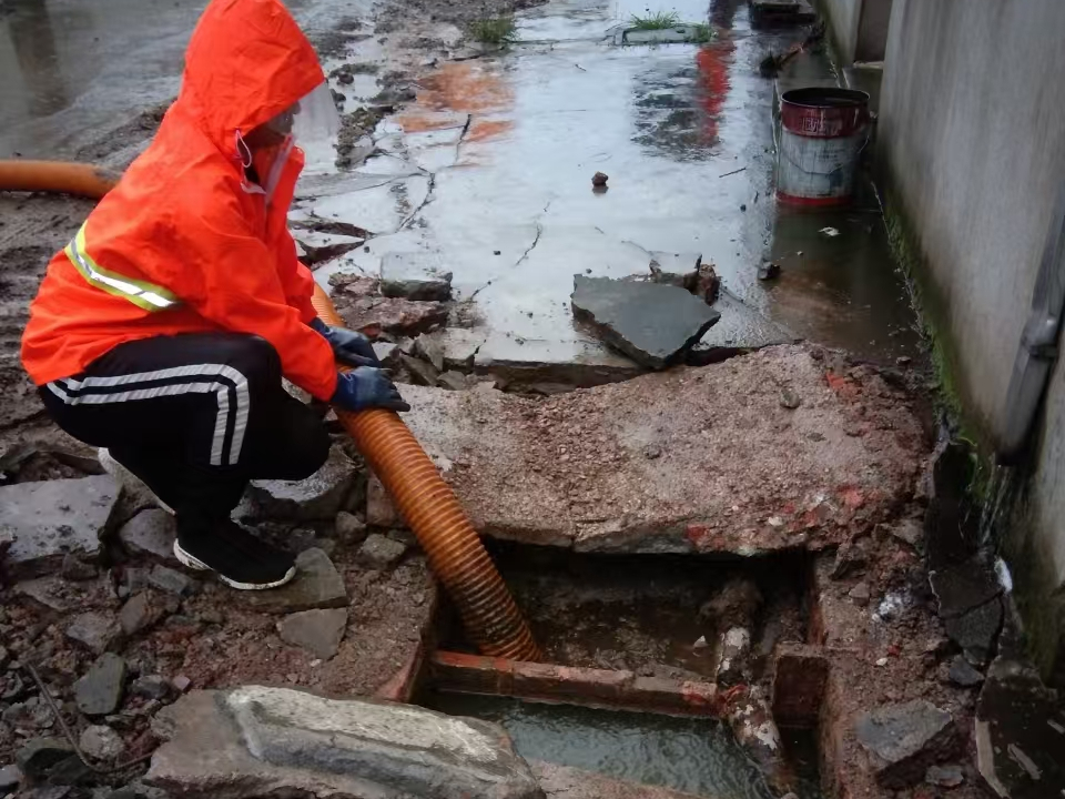 畜禽良种场专业清理污水池 炜誉市政以规范流程守护城市 “肠道”