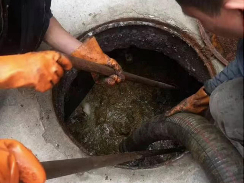 畜禽良种场清理化粪池时如何避免沼气的危害?